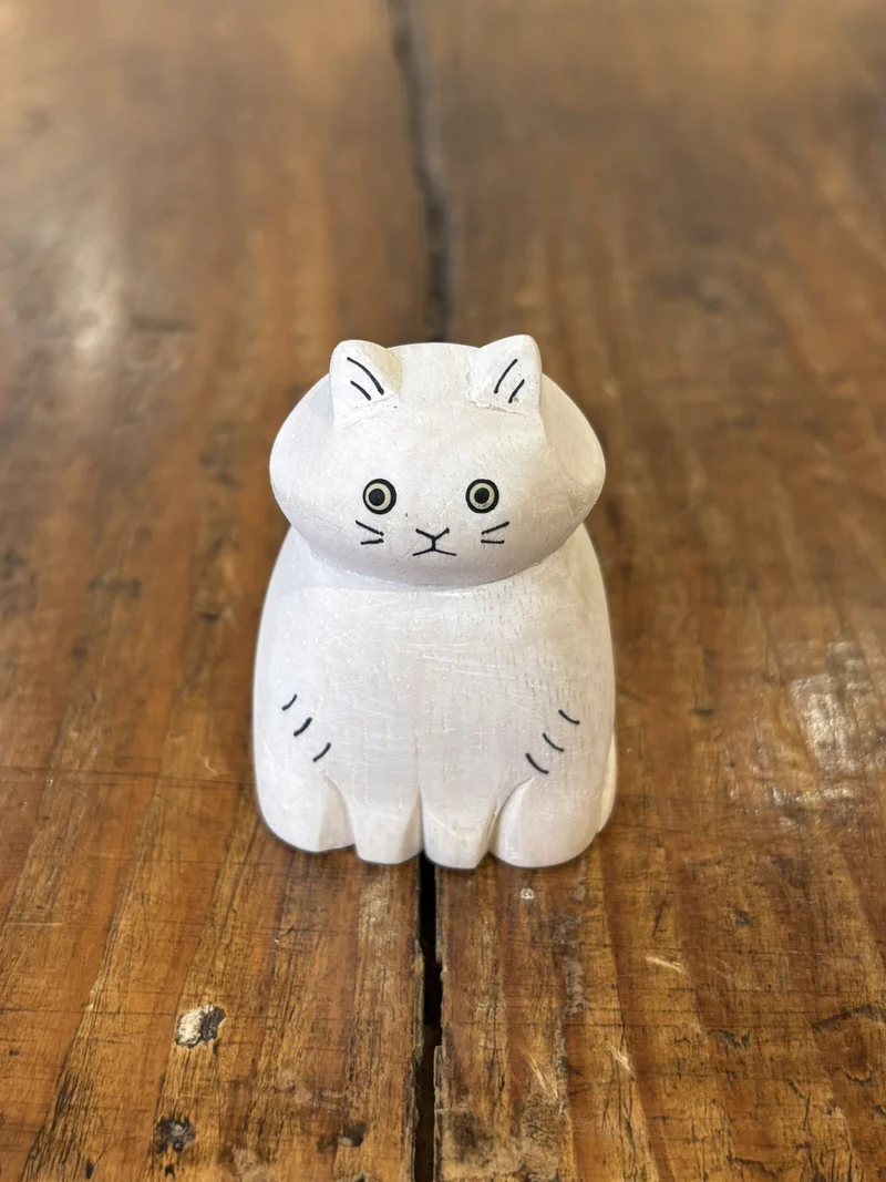 Chat Blanc Hachiware Figurine en Bois - T-Lab.