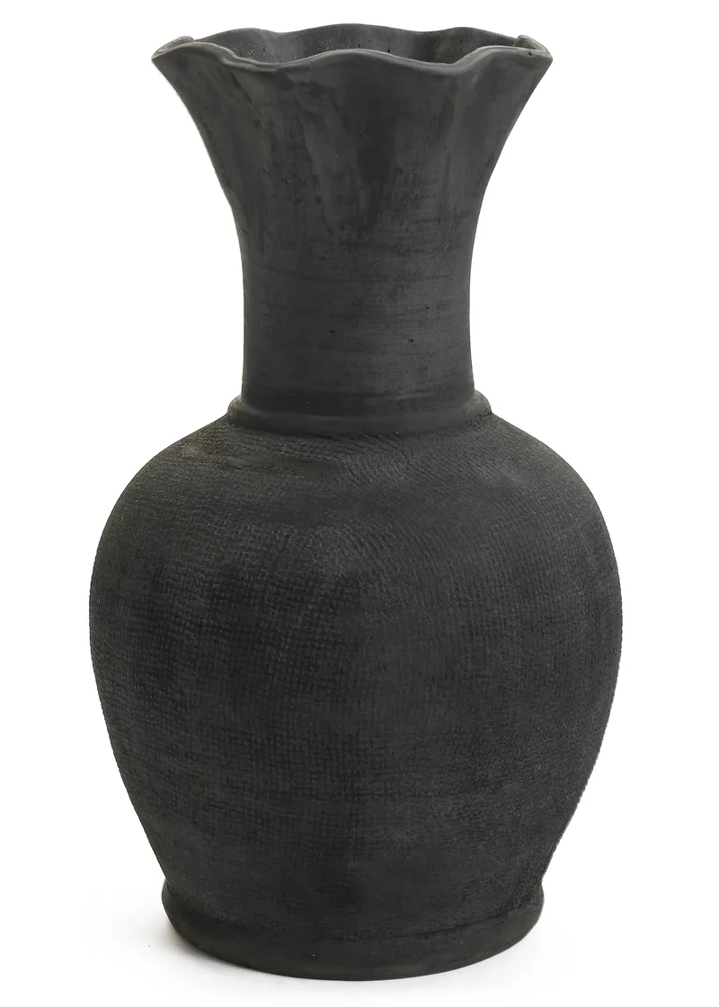 Vase en argile brûlée noire