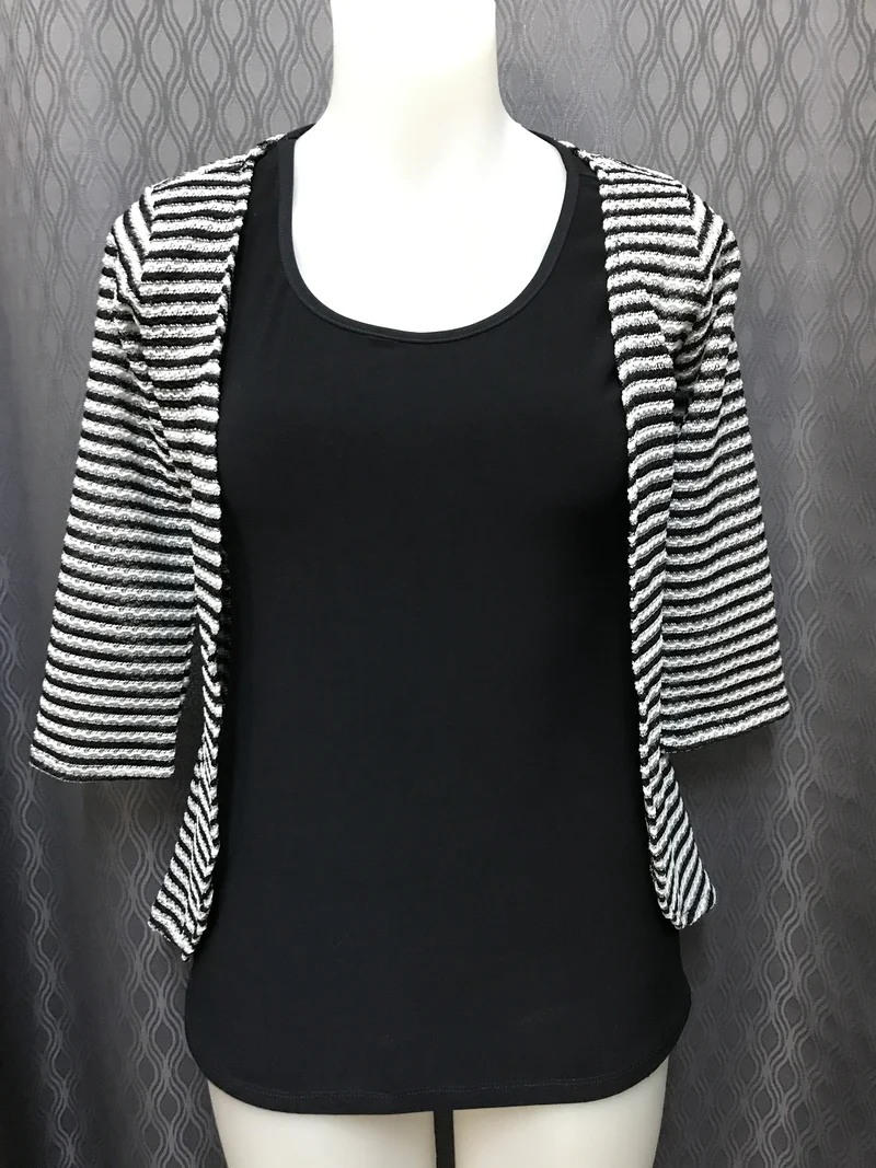 Veste noire et blanche