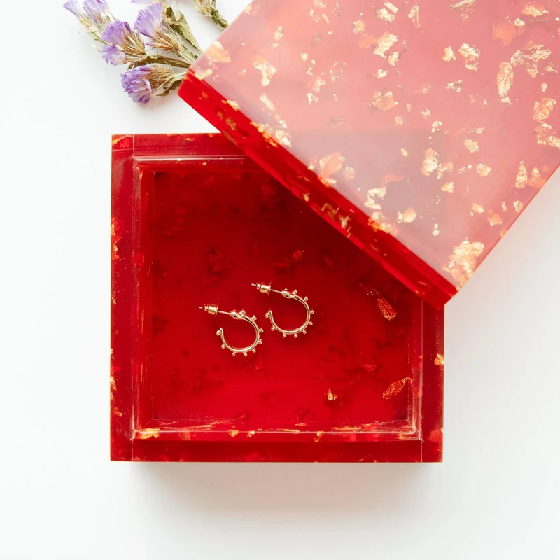 Petite boîte à bijoux rouge en résine