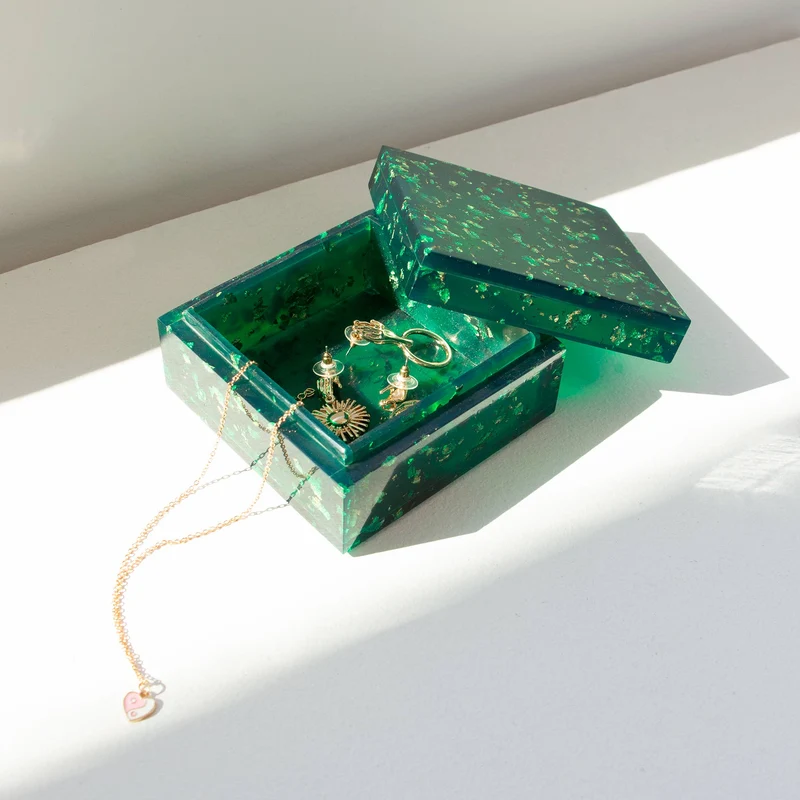 Petite boîte à bijoux verte en résine
