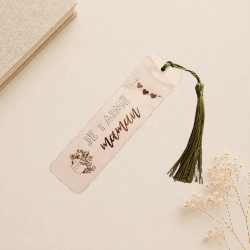 Marque-page en bois gravé